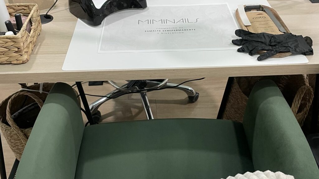 Mesa de trabajo con lámpara y material profesional