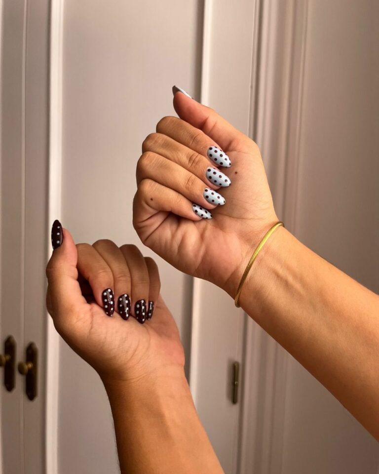 Uñas negras y blancas con lunares
