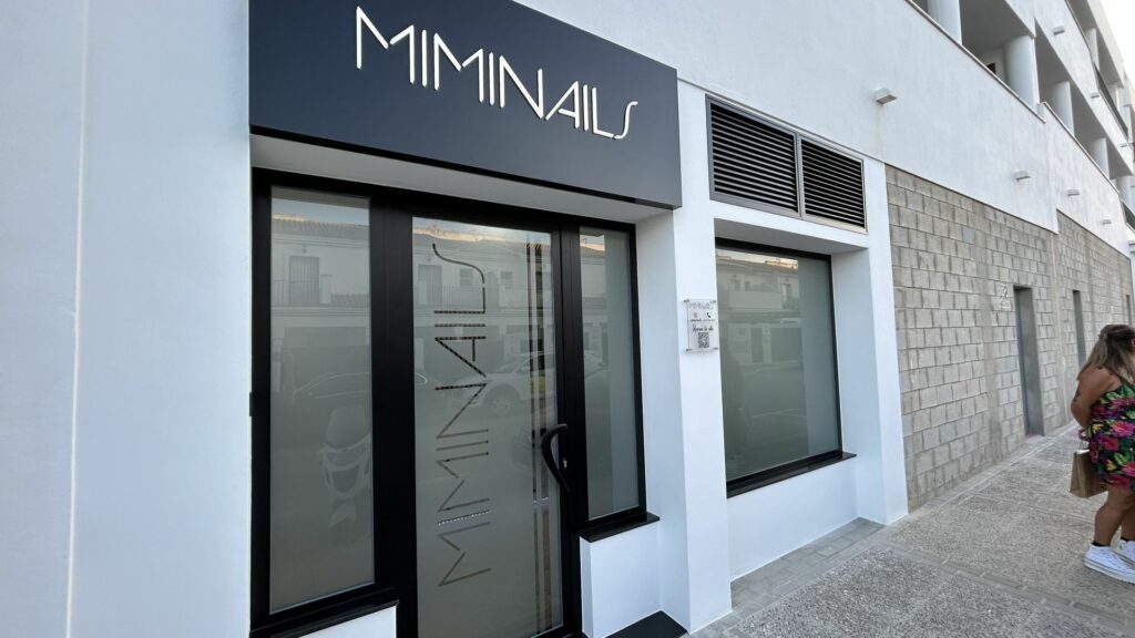 Fachada del centro Miminails en Arcos de la Frontera