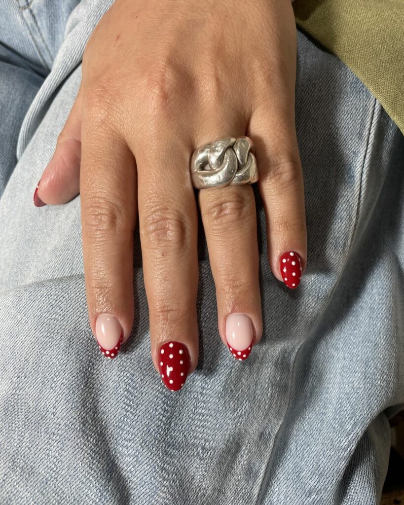 Uñas esculpidas en rojo con lunares blancos