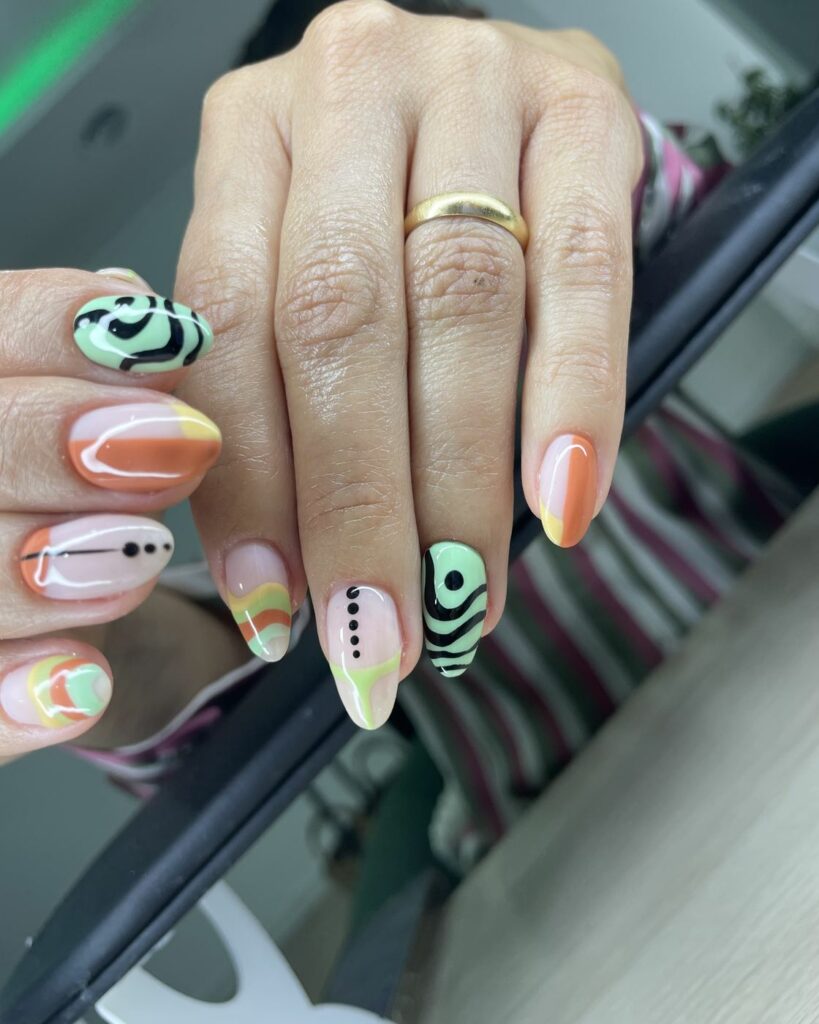 Manicura semipermanente con diseño de líneas en tonos verdes