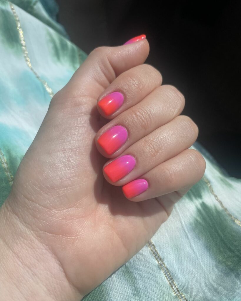 Esmalte semipermanente degradado en naranja y rosa
